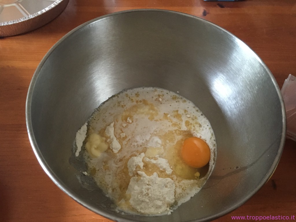 Prepariamo la pasta frolla, tutti gli ingredienti per la pasta in una planetaria (o un contenitore capiente). Se si impasta a mano, il burro dovrà essere a temperatura ambiente, quindi morbido. Se si utilizza una planetaria si può utilizzare anche il burro fuso