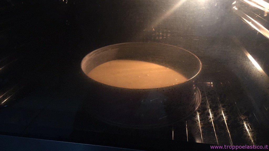 Mettere l'impasto in una teglia imburrata e infarinata di circa 26cm di diametro. Cuocere in forno a 170 gradi per 40/50 minuti.
